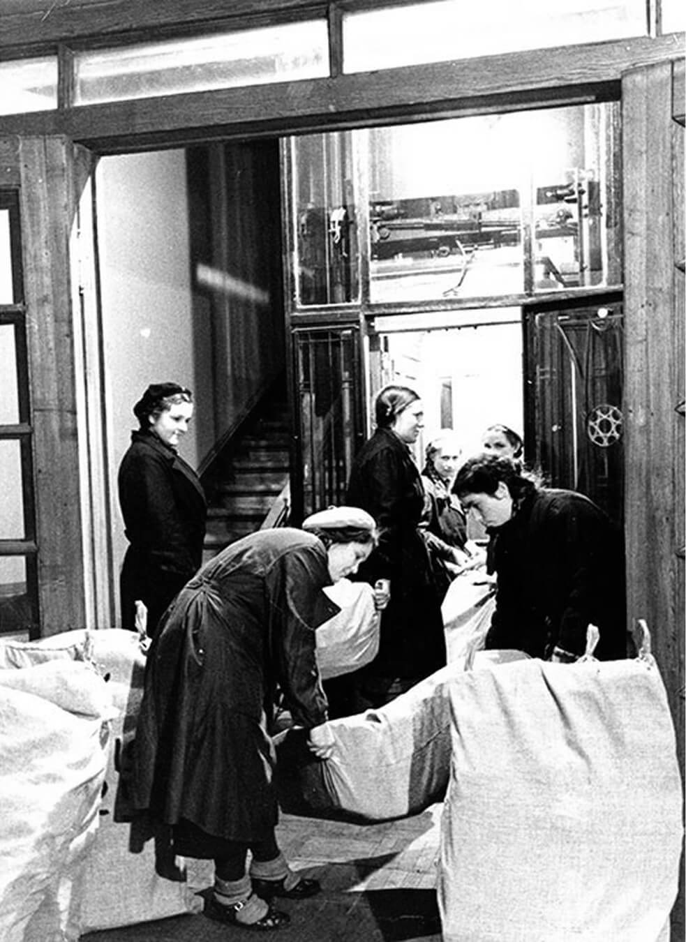 Подготовка книг к эвакуации. rsl.ru