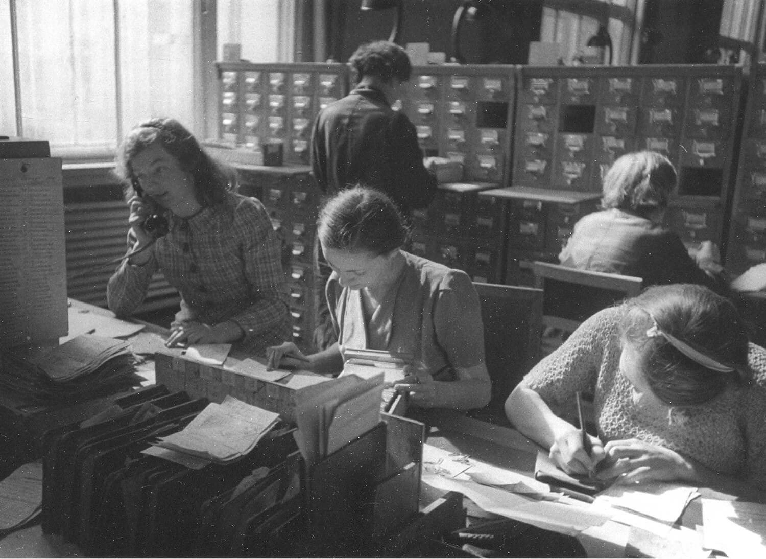 Сотрудницы библиотеки за работой. Библиотека им. В. И. Ленина. Фото: С. Н. Струнников. Москва, 194-.