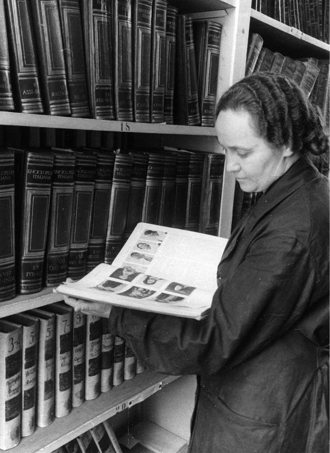 Работа со справочной литературой. Библиотека им. В. И. Ленина. Фото: С. Н. Струнников. Москва, 194-