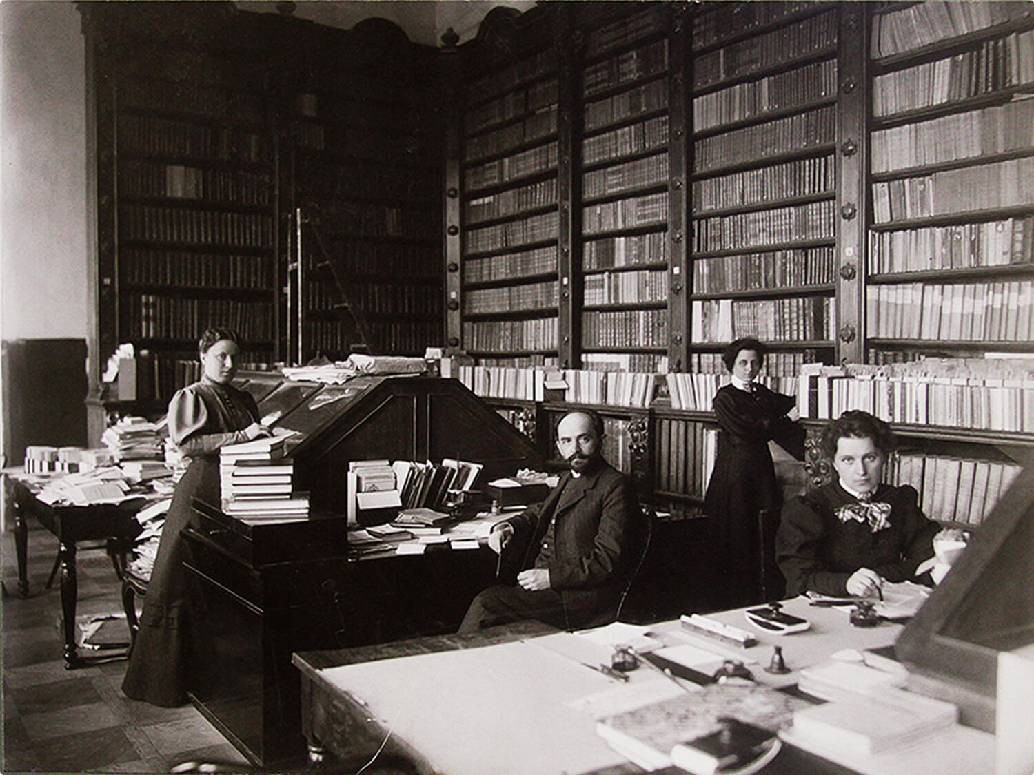 Группа каталогизации. Румянцевский музей (дом Пашкова). 1908. Фотография из книги «История Государственной ордена Ленина библиотеки СССР имени В. И. Ленина за 100 лет. 1862-1962»
