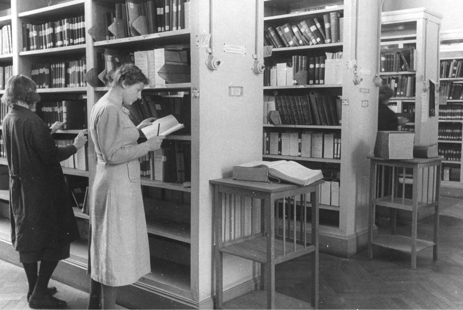 Сотрудницы у стеллажей с книгами. Библиотека им. В. И. Ленина. Фото: С. Н. Струнников. Москва, 194-