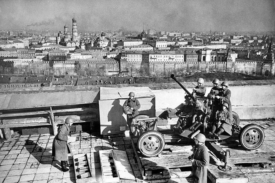Зенитное орудие на крыше библиотеки им. В. И. Ленина. Москва. 1942. Фото: из архивов и фондов РГБ