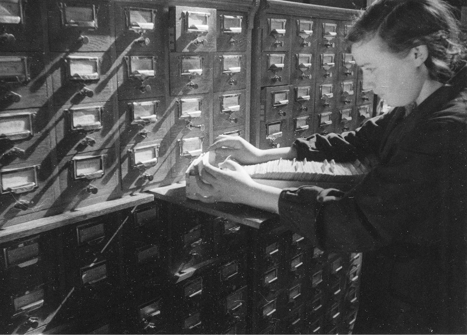 Служащая за работой в каталоге. Библиотека им. В. И. Ленина. Фото: С. Н. Струнников. Москва, 194-
